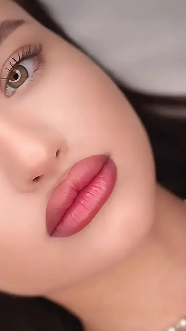 Брови і губи, загальний вигляд